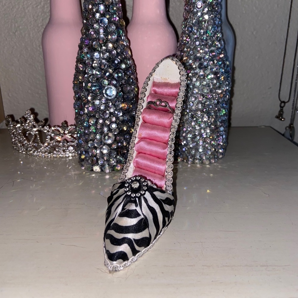 Zebra shoe ring holder